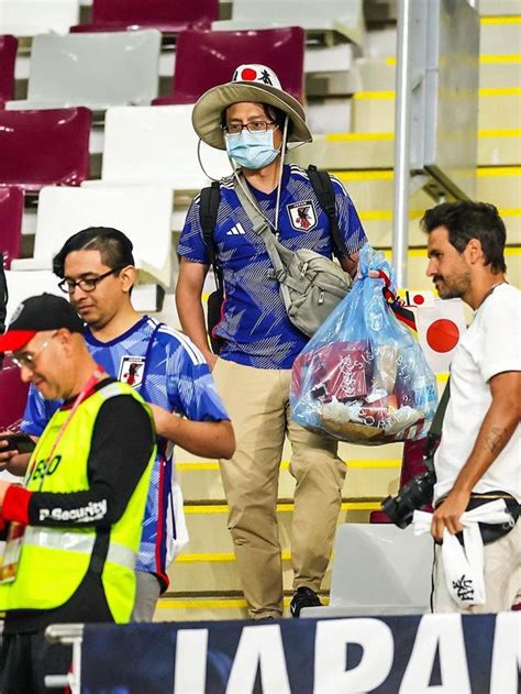 Aksi Suporter Jepang Bersih Bersih Stadion Piala Dunia Sifat