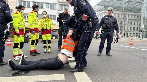 Düsseldorf Klimaaktivisten kleben sich auf Straße fest