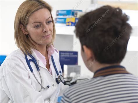 Doctor Diagnosing Stock Image F011 6563 Science Photo Library