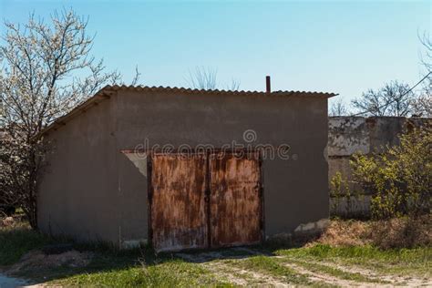 Grandes Puertas Oxidadas De Un Garaje Abandonado Industrial Foto De