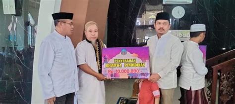 Bupati Koltim Serahkan Bantuan Untuk Rumah Ibadah Masjid Dan Beasiswa