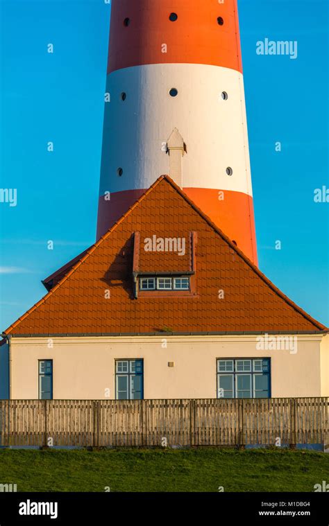 Deutschlands Ber Hmteste Leuchtturm Westerheversand In Den Salzwiesen