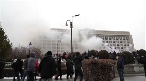 Ancora Proteste Assalto Al Municipio Di Almaty Il Presidente Kazako Useremo Il Pugno Duro