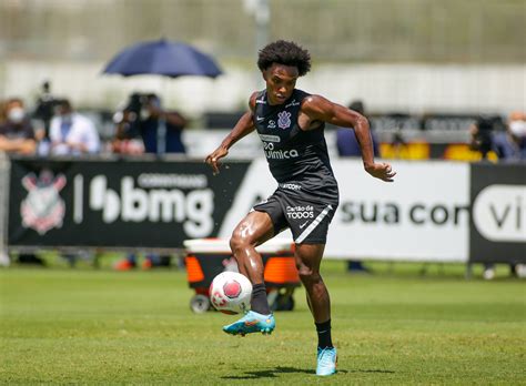 Direto do CT Corinthians treina finalização e posse de bola de olho na