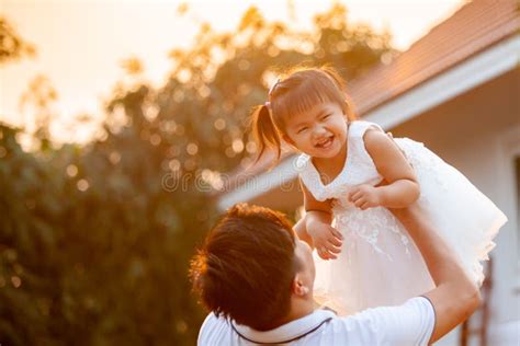 Pai Asi Tico Que Leva Sua Filha Acima No Ar E Que Joga Junto No Parque