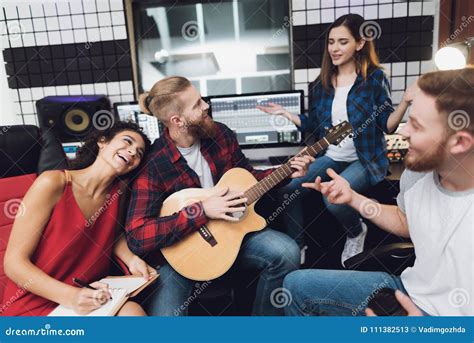 Dos Mujeres Y Dos Hombres Cantan Una Canci N En Una Guitarra En Un