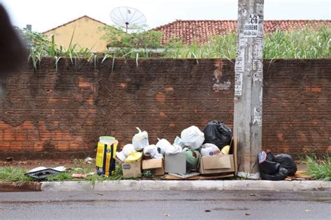 Aumento Na Gera O De Lixo Deixa Bairros Quase Uma Semana Sem Coleta