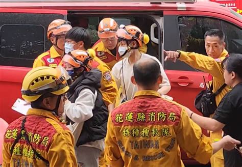 好消息！特搜隊頂落石挺進，救出九曲洞受困9人，獲救者激動與親屬相擁痛哭 今周刊