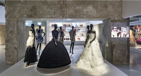 Harpers Bazaar le premier magazine de mode au musée des Arts