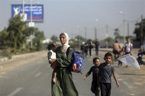 Growing numbers of Gazans flee on foot amid Israel-Hamas war - Los ...