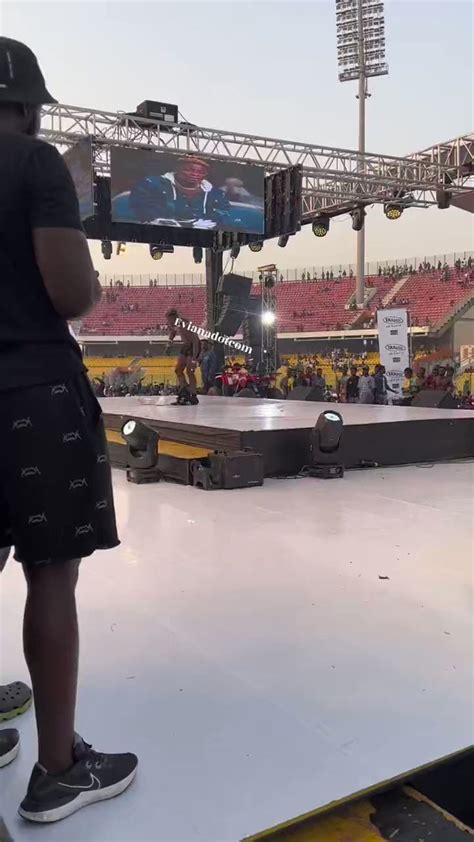 GHPage On Twitter Shatta Wale Goes Half Naked On Stage Https T Co