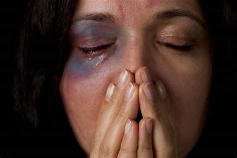 Mujer Golpeada Banco De Fotos E Imágenes De Stock Istock