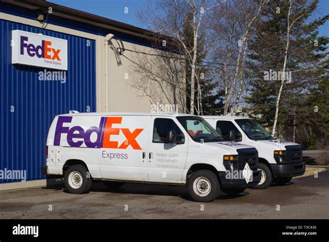 Fedex Delivery Van Hi Res Stock Photography And Images Alamy