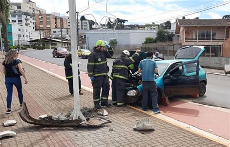 Caçador Corsa colide em poste na Beira Rio deixa duas pessoas feridas