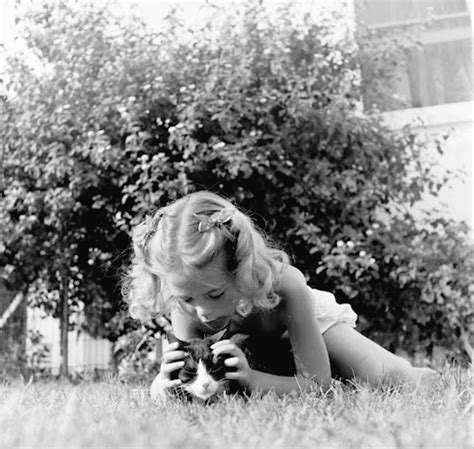 35 Rare And Adorable Photos Of Child Star Natalie Wood In The 1940s