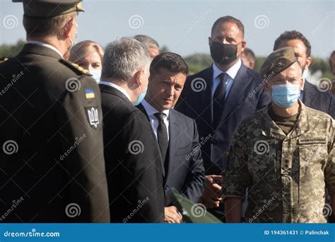 Ceremonia De Izando La Bandera Del Estado De Ucrania En Kiev Foto