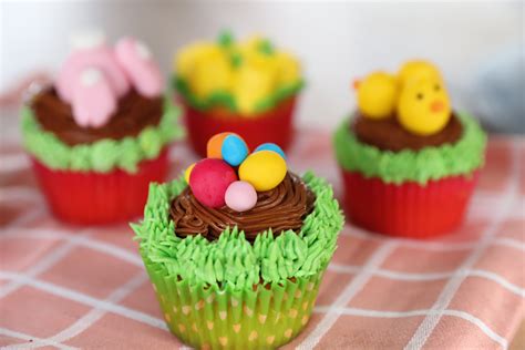 Cupcakes Met Geboetseerde Paasfiguurtjes Ga Jij Voor De Gekleurde Eitjes