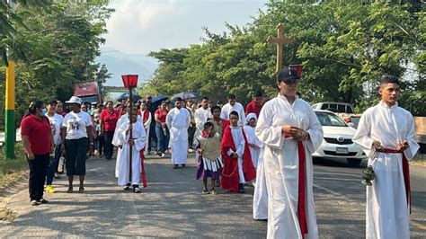 Niños y jóvenes católicos destacan en el Viacrucis de El Progreso Yoro