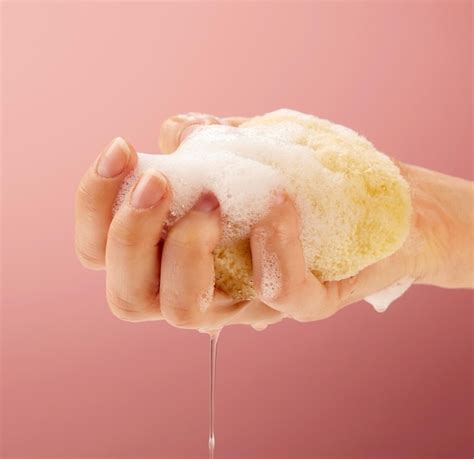 Mano Femenina Exprimiendo Agua De Una Esponja De Mar Natural Cuidado