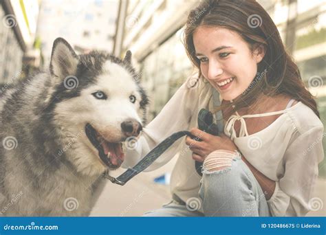 Jeune Femme Avec Le Chien Dans La Ville Poses De Fille Dadolescent