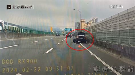 影／台65快速道路驚悚車禍「影片曝光」 73歲翁車輛拋錨蹲路肩換輪胎慘被撞死！