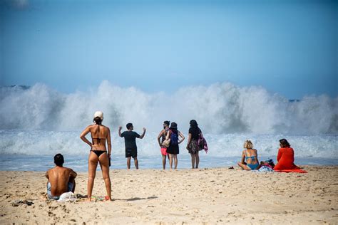 Efeito Do Ciclone No Rj Durante Ressaca Mar Invade Ruas De Cidades E