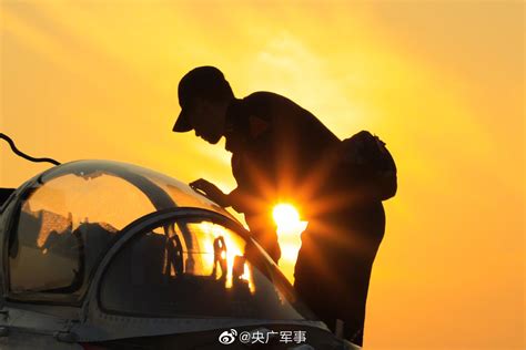 出击！海军航空大学某团跨昼夜飞行训练