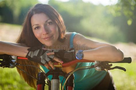 Bella Ragazza Di Sport Con La Bicicletta Allaperto Immagine Stock Immagine Di Sorridere