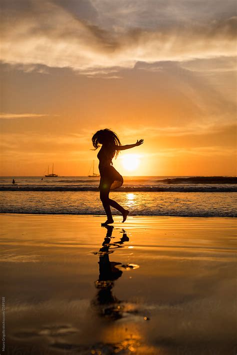 «Girl Dancing On The Beach At Sunset» del colaborador de Stocksy «Mauro ...