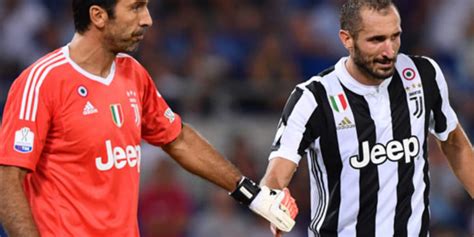 Doppio Rinnovo In Casa Juventus Buffon E Chiellini Firmano Fino Al