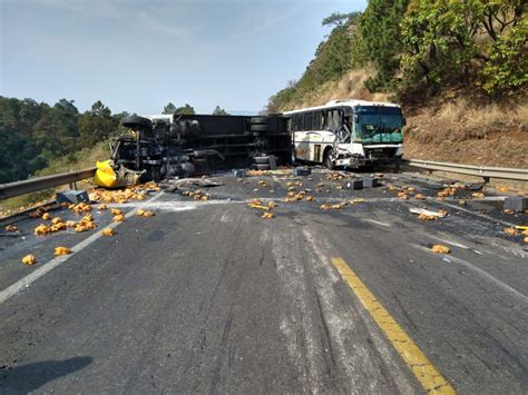 Choque entre autobús y camión deja un muerto y 5 heridos