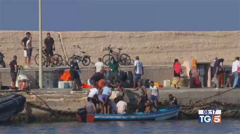 Sbarchi Senza Sosta Record A Lampedusa TG5 Video Mediaset Infinity