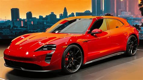 Компания Porsche представила электрическую версию автомобиля Taycan