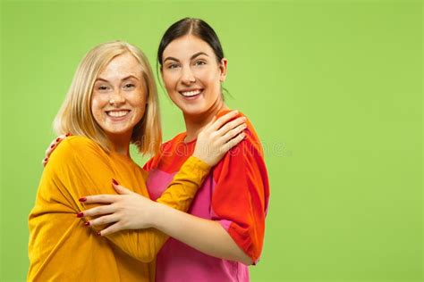 Portret Van Mooie Die Meisjes Op Groene Studioachtergrond Worden