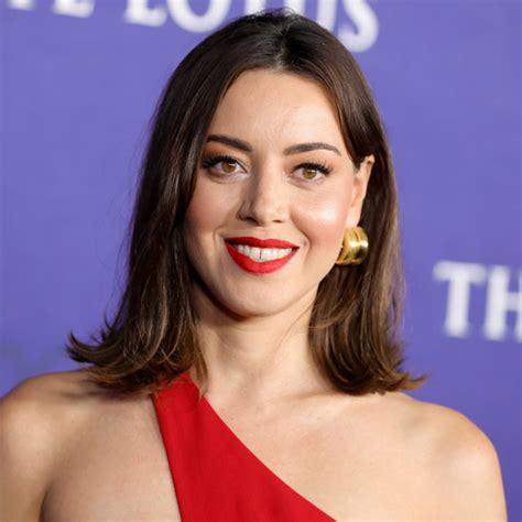 Aubrey Plaza Pairs Her Plunging Halter Dress With A New Blond Hair