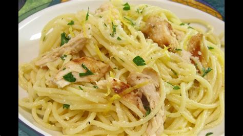 Deliciosas pastas con pollo acompañado con queso Comida casera