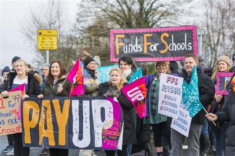 39665865 Neu Strike Picket Line Outside Brighouse High School