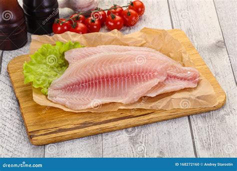 Ryby surowe zdjęcie stock Obraz złożonej z seafood 168272160