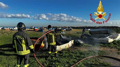 Acqua Dei Corsari A Fuoco Cinque Barchette Tirate In Secca