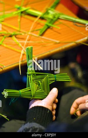 Hacer Una Cruz De Santa Br Gida Es Uno De Los Rituales Tradicionales En