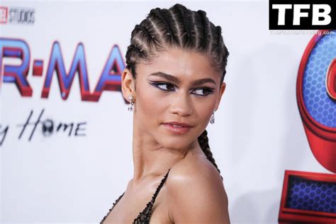 Zendaya Coleman Looks Hot At The LA Premiere Of Columbia Pictures Spider Man No Way Home In