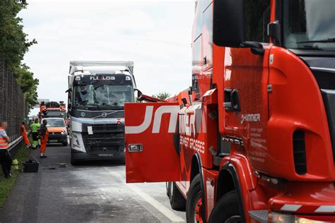 LKW Auffahrunfall Auf Welser Autobahn Bei Wels Puchberg