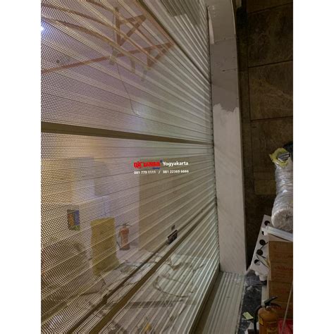 Pemasangan Rolling Door One Sheet Full Perforated Di Chikuro Ambarrukmo