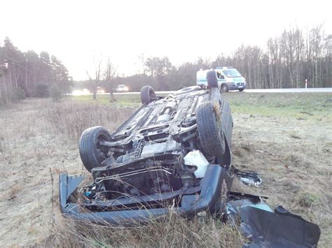 Wypadek w Bydlinie Auto wjechało do rowu Poranne przymrozki