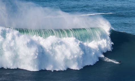 Surfistas desafiam as ondas gigantes de Nazaré em Portugal Jornal O