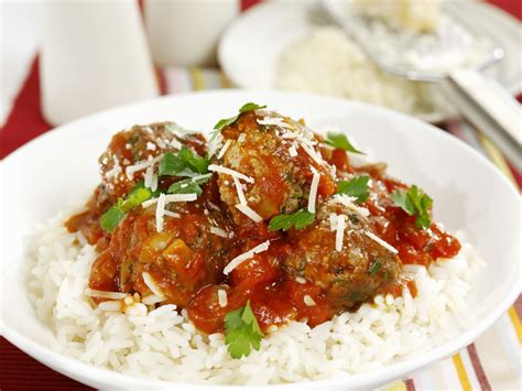 Fleischbällchen in Tomatensoße mit Reis Rezept EAT SMARTER