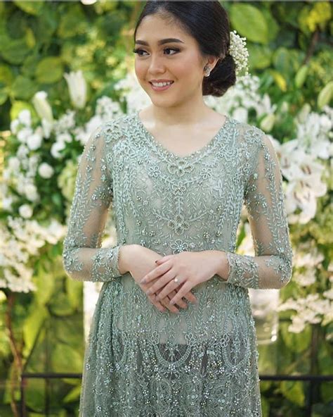 Inspirasi Spesial 24 Model Kebaya Untuk Orang Gemuk Dan Pendek