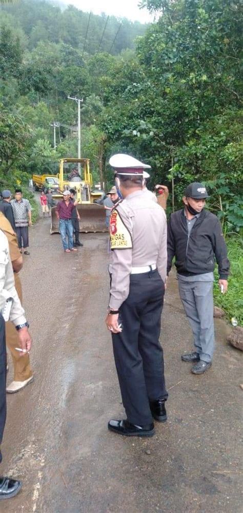 Material Longsor Tutupi Jalan Poros Sinaji Malino Topik Terkini