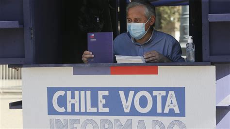 Entre escándalos guerra sucia y presiones a Boric Chile en la recta