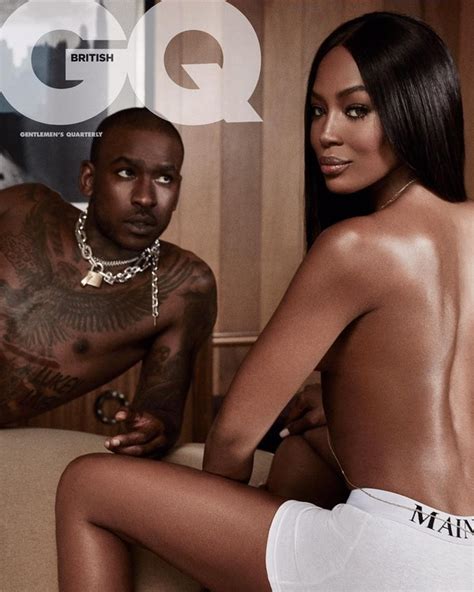 Naomi Campbell posta foto topless abraçando rapper Skepta e endossa